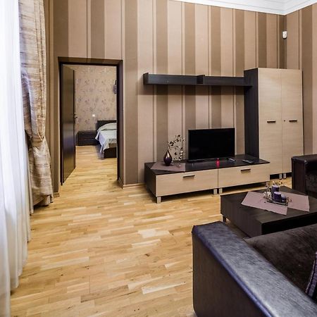 Appartement Svobody Avenue 10 à Lviv Extérieur photo