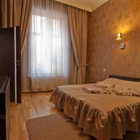 Appartement Svobody Avenue 10 à Lviv Extérieur photo