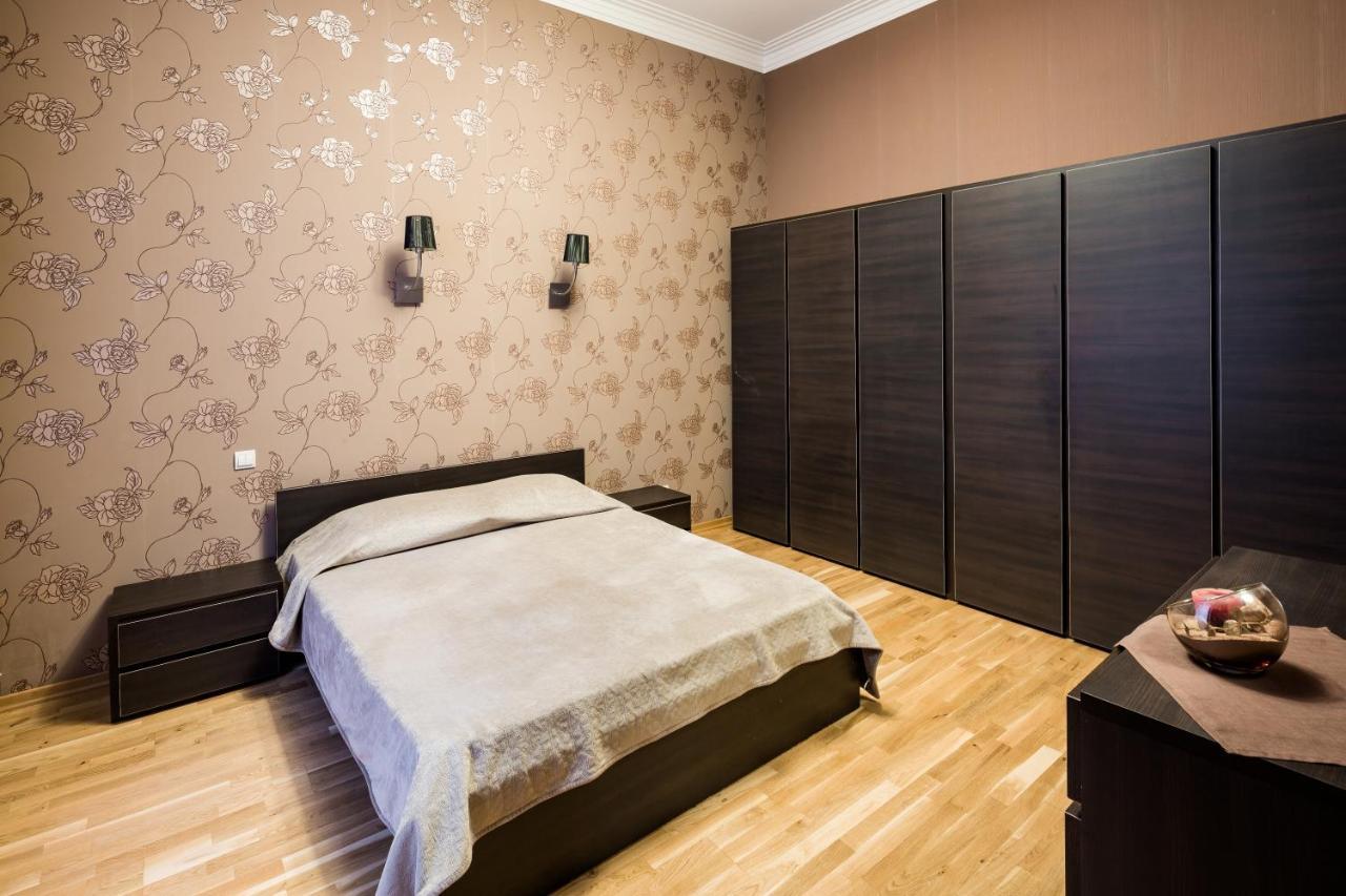 Appartement Svobody Avenue 10 à Lviv Extérieur photo