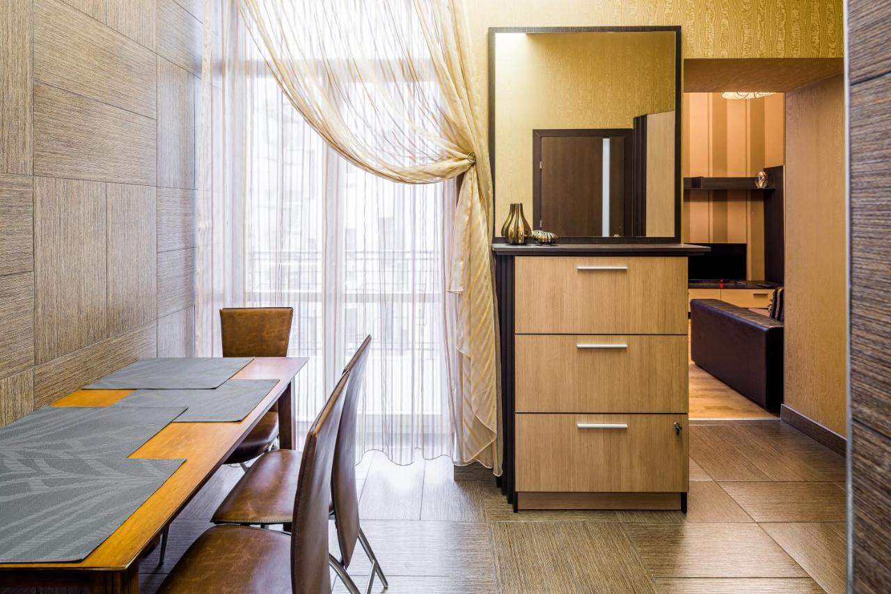 Appartement Svobody Avenue 10 à Lviv Extérieur photo