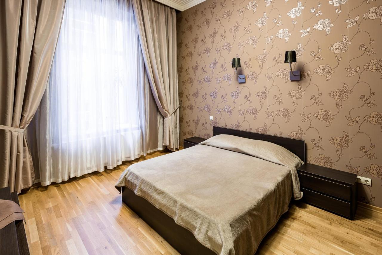 Appartement Svobody Avenue 10 à Lviv Extérieur photo