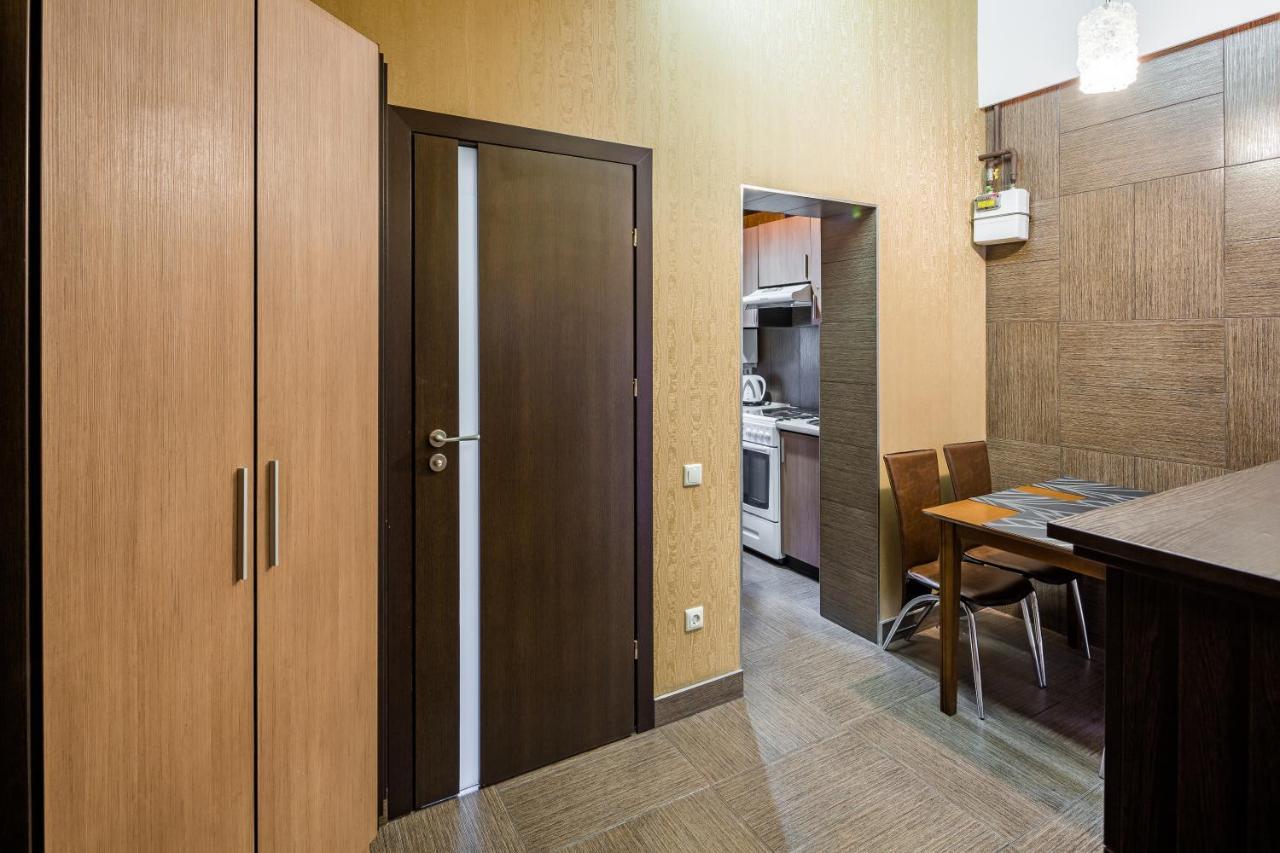 Appartement Svobody Avenue 10 à Lviv Extérieur photo